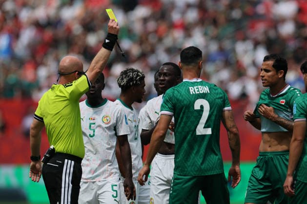 Toronto, Canada - 26 June: referee Anthony Taylor shows yellow card to Rebin Sulaka 2 of Iraq during the FIFA World Cup, WM, Weltmeisterschaft, Fussball 2026 match between Senegal vs Iraq at Toronto Stadium on 26 June 2026. Toronto Toronto Stadium Canada Copyright: xOPAxImagesxMohammadxKaramalix
