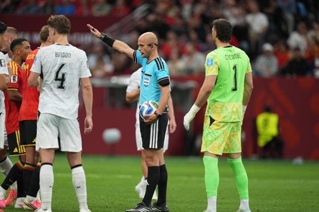 New Zealand v Belgium - FIFA World Cup, WM, Weltmeisterschaft, Fussball 2026 - Group G VANCOUVER, CANADA - JUNE 26: Tyler Bindon of New Zealand talks to the referee Adham Makhadmeh during the 2026 FIFA World Cup First Stage Group G match between New Zealand and Belgium at BC Place (Vancouver Stadium) in Vancouver, British Columbia, Canada on June 26, 2026. Ercin Erturk Anadolu British Columbia Canada. Editorial use only. Please get in touch for any other usage.  Copyright: x2026xAnadoluxErcinxErturkx