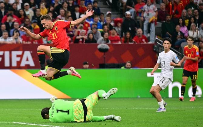 Belgium s Timothy Castagne and New Zealand s goalkeeper Max Crocombe fight for the ball during a soccer game between Belgian national team, Nationalteam Red Devils and New Zealand, on Friday 26 June 2026, at the BC Place Vancouver stadium in Vancouver, Canada, the third game in the group stage of the FIFA World Cup, WM, Weltmeisterschaft, Fussball 2026. The Diables Rouges - Rode Duivels were drawn into Group G. DIRKxWAEM  x179494976x