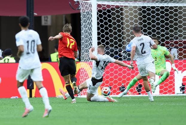 Belgium s Charles De Ketelaere and New Zealand s Finn Surman fight for the ball during a soccer game between Belgian national team, Nationalteam Red Devils and New Zealand, on Friday 26 June 2026, at the BC Place Vancouver stadium in Vancouver, Canada, the third game in the group stage of the FIFA World Cup, WM, Weltmeisterschaft, Fussball 2026. The Diables Rouges - Rode Duivels were drawn into Group G. BRUNOxFAHY  x179495800x
