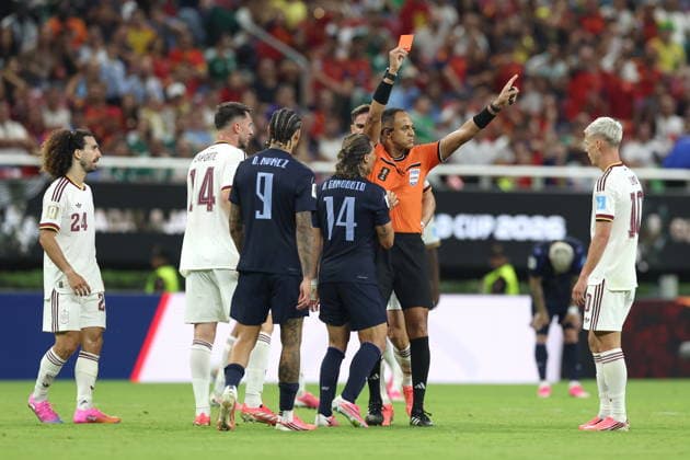 FIFA World Cup, WM, Weltmeisterschaft, Fussball 2026 - Group H - Uruguay vs Spain epaselect Referee Ismail Elfath sends off Agustin Canobbio (C) of Uruguay during the FIFA World Cup 2026 group stage match Uruguay against Spain in Guadalajara, Mexico, 26 June 2026. GUADALAJARA Mexico  Copyright: xALEXxCRUZx