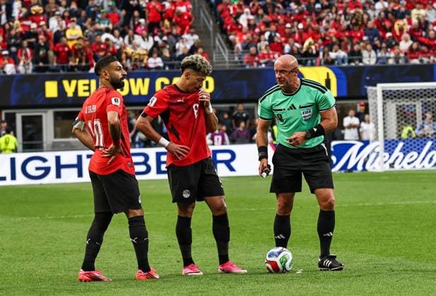 Egypt v Iran - FIFA World Cup, WM, Weltmeisterschaft, Fussball 2026 - Group G SEATTLE, USA - JUNE 26: Referee Szymon Marciniak talks with Mohamed Salah (L) of Egypt during the 2026 FIFA World Cup First Stage Group G match between Egypt and IR Iran at Lumen Field (Seattle Stadium) in Seattle, Washington, United States on June 26, 2026. Samah Zidan Anadolu Washington United States. Editorial use only. Please get in touch for any other usage.  Copyright: x2026xAnadoluxSamahxZidanx