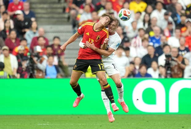 FIFA World Cup, WM, Weltmeisterschaft, Fussball 2026 - Group G - New Zealand vs Belgium Charles De Ketelaere (L) of Belgium and Finn Surman of New Zealand in action during the FIFA World Cup 2026 group stage match New Zealand against Belgium, in Vancouver, Canada, 26 June 2026. VANCOUVER Canada  Copyright: xBOBxFRIDx