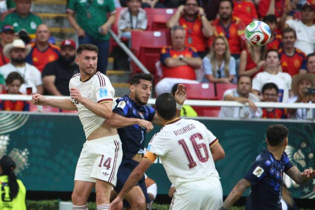 Spain v Uruguay: FIFA World Cup, WM, Weltmeisterschaft, Fussball - Group H Aymeric Laporte 14 of Spain national team, Nationalteam and Sebastian Caceres 3 of Uruguay national team battle for the header during the FIFA World Cup 2026 Group H match between Uruguay and Spain at Guadalajara Stadium on June 26, 2026 in Zapopan, Mexico. (Photo by Ismael Rosas Eyepix Group) Copyright: xIsmaelxrosas xEyepixxGroupx IR_26062026_189185