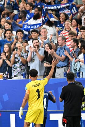 (260627) -- HOUSTON, June 27, 2026 -- Vozinha, goalkeeper of Cabo Verde, greets the audience after the group H match between Cabo Verde and Saudi Arabia at the 2026 FIFA World Cup, WM, Weltmeisterschaft, Fussball at Houston Stadium in Houston, the United States, June 26, 2026. ) (SP)U.S.-HOUSTON-FOOTBALL-FIFA WORLD CUP-GROUP H-CPV VS KSA XiaoxYijiu 