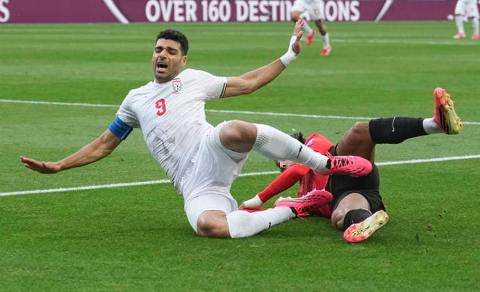 (260627) -- SEATTLE, June 27, 2026 -- Mehdi Taremi (front) of Iran falls down while competing during the group G match between Egypt and Iran at the 2026 FIFA World Cup, WM, Weltmeisterschaft, Fussball at Seattle Stadium in Seattle, the United States, June 26, 2026. ) (SP)U.S.-SEATTLE-FOOTBALL-FIFA WORLD CUP-GROUP G-EGY VS IRN PengxZiyang 