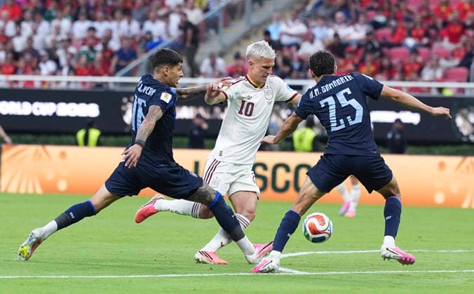 (260627) -- GUADALAJARA, June 27, 2026 -- Dani Olmo (C) of Spain competes during the group H match between Uruguay and Spain at the 2026 FIFA World Cup, WM, Weltmeisterschaft, Fussball at Guadalajara Stadium in Guadalajara, Mexico, June 26, 2026. (Photo by Xinhua) (SP)MEXICO-GUADALAJARA-FOOTBALL-FIFA WORLD CUP-GROUP H-URU VS ESP MartinxZabala 