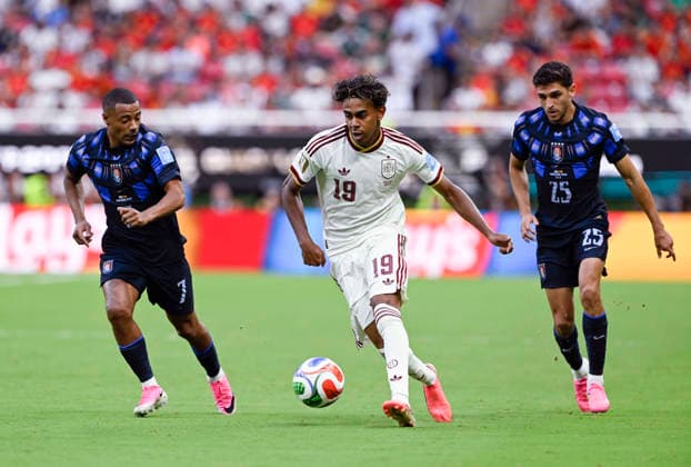 (260627) -- GUADALAJARA, June 27, 2026 -- Lamine Yamal (C) of Spain vies with Juan Manuel Sanabria (R) and Nicolas de la Cruz of Uruguay during the group H match between Uruguay and Spain at the 2026 FIFA World Cup, WM, Weltmeisterschaft, Fussball at Guadalajara Stadium in Guadalajara, Mexico, June 26, 2026. ) (SP)MEXICO-GUADALAJARA-FOOTBALL-FIFA WORLD CUP-GROUP H-URU VS ESP LixMuzi 