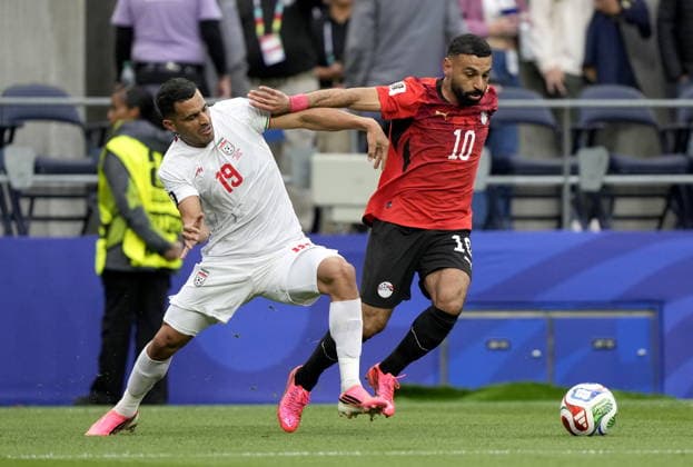 FIFA World Cup, WM, Weltmeisterschaft, Fussball 2026 - Group G - Egypt vs Iran Mohamed Salah (R) of Egypt and Ali Nemati of Iran in action during the FIFA World Cup 2026 group stage match Egypt against Iran, in Seattle, USA, 26 June 2026. SEATTLE United States  Copyright: xSTEPHENxBRASHEARx