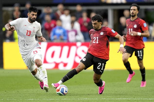 FIFA World Cup, WM, Weltmeisterschaft, Fussball 2026 - Group G - Egypt vs Iran Mahmoud Saber (R) of Egypt and Hossein Kanaanizadegan of Iran in action during the FIFA World Cup 2026 group stage match Egypt against Iran, in Seattle, USA, 26 June 2026. SEATTLE United States  Copyright: xSTEPHENxBRASHEARx