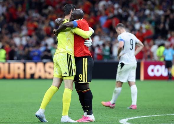 Belgium s goalkeeper Thibaut Courtois and Belgium s Romelu Lukaku celebrate after winning a soccer game between Belgian national team, Nationalteam Red Devils and New Zealand, on Friday 26 June 2026, at the BC Place Vancouver stadium in Vancouver, Canada, the third game in the group stage of the FIFA World Cup, WM, Weltmeisterschaft, Fussball 2026. The Diables Rouges - Rode Duivels were drawn into Group G. BRUNOxFAHY  x179498316x