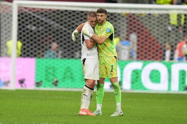 New Zealand v Belgium - FIFA World Cup, WM, Weltmeisterschaft, Fussball 2026 - Group G VANCOUVER, CANADA - JUNE 26: Max Crocombe (1) of New Zealand is seen with his teammate after the 2026 FIFA World Cup First Stage Group G match between New Zealand and Belgium at BC Place (Vancouver Stadium) in Vancouver, British Columbia, Canada on June 26, 2026. Ercin Erturk Anadolu British Columbia Canada. Editorial use only. Please get in touch for any other usage.  Copyright: x2026xAnadoluxErcinxErturkx