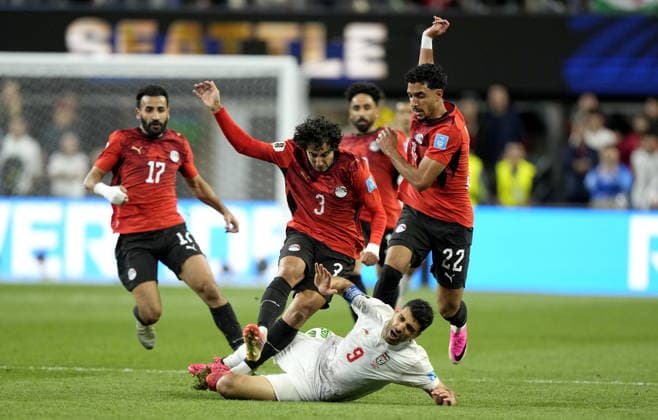 FIFA World Cup, WM, Weltmeisterschaft, Fussball 2026 - Group G - Egypt vs Iran Mehdi Taremi (bottom) of Iran in action against Mohamed Hany (C) and Omar Marmoush (R) of Egypt during the FIFA World Cup 2026 group stage match Egypt against Iran, in Seattle, USA, 26 June 2026. SEATTLE United States  Copyright: xSTEPHENxBRASHEARx