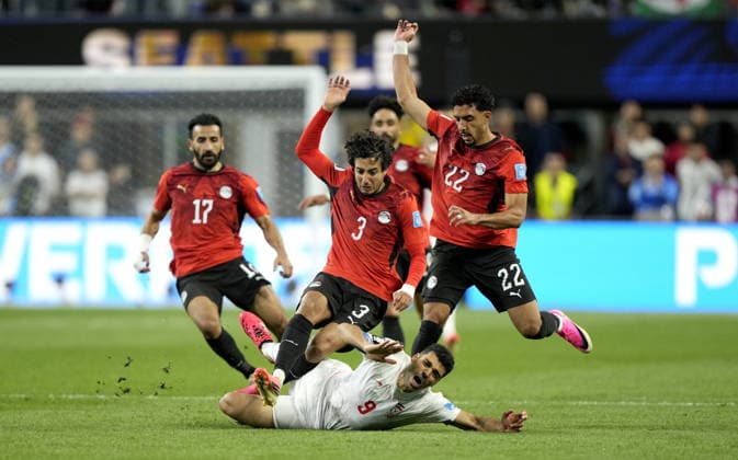 FIFA World Cup, WM, Weltmeisterschaft, Fussball 2026 - Group G - Egypt vs Iran Mehdi Taremi (bottom) of Iran in action against Mohamed Hany (C) and Omar Marmoush (R) of Egypt during the FIFA World Cup 2026 group stage match Egypt against Iran, in Seattle, USA, 26 June 2026. SEATTLE United States  Copyright: xSTEPHENxBRASHEARx
