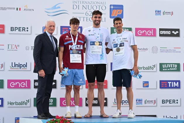 IPA86115140 - Luciano BUONFIGLIO, president of CONI, Michele Lamberti, Apostolos Christou, and Michele Lamberti during the medal ceremony for the men’s 50-meter backstroke on the first day of the 62nd Settecolli International Swimming Trophy at the Foro Italico in Rome, June 26, 2026.  Copyright: xDomenicoxCippitelli IPAxSportx xx 86115140