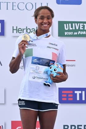 IPA86115065 - Sara Curtis wins the gold medal in the women s 50-meter backstroke on the first day of the 62nd Settecolli International Swimming Trophy at the Foro Italico in Rome on June 26, 2026.  Copyright: xDomenicoxCippitelli IPAxSportx xx 86115065