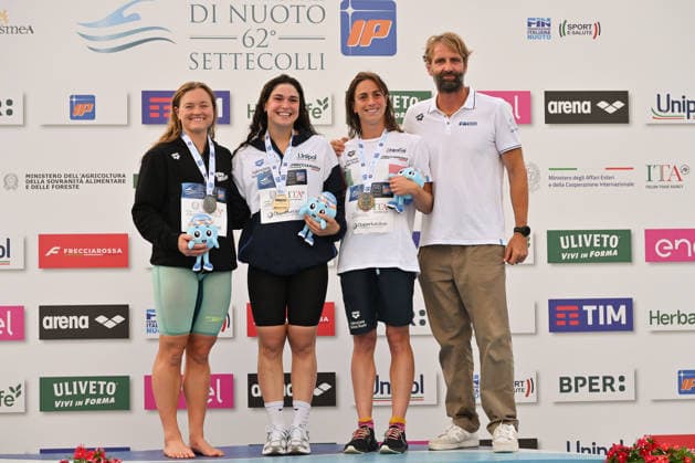 IPA86115110 - MC SHARRY Mona, Benedetta Pilato, Lisa Angiolini, and Massimiliano Rosolino during the medal ceremony for the women’s 100-meter breaststroke on the first day of the 62nd Settecolli International Swimming Trophy at the Foro Italico in Rome, June 26, 2026.  Copyright: xDomenicoxCippitelli IPAxSportx xx 86115110
