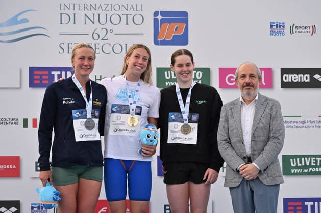 IPA86115059 - SJOESTROEM Sarah, WALSH Gretchen C, and & x9;VANOTTERDIJK Roos during the medal ceremony for the women s 50-meter butterfly on the first day of the 62nd Settecolli International Swimming Trophy at the Foro Italico in Rome on June 26, 2026.  Copyright: xDomenicoxCippitelli IPAxSportx xx 86115059