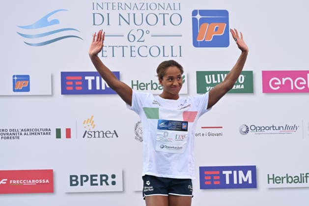 IPA86115062 - Sara Curtis wins the gold medal in the women s 50-meter backstroke on the first day of the 62nd Settecolli International Swimming Trophy at the Foro Italico in Rome on June 26, 2026.  Copyright: xDomenicoxCippitelli IPAxSportx xx 86115062