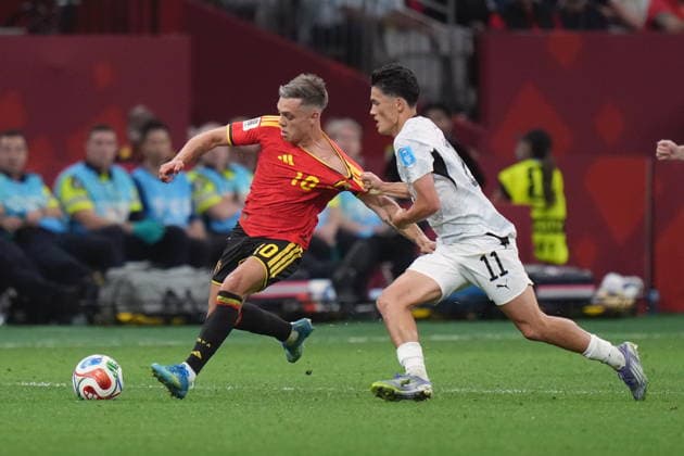 June 26, 2026, Vancouver, Bc, CANADA: Belgium s Leandro Trossard (10) is grabbed by New Zealand s Elijah Just (11) during the second half of a World Cup Group G soccer match, in Vancouver, on Friday, June 26, 2026. Canada News - June 26, 2026  - ZUMAc35_ 20260626_zaf_c35_354 Copyright: xDarrylxDyckx