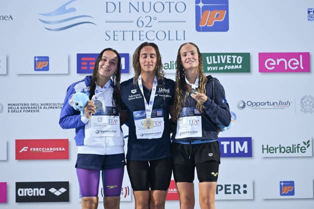 IPA86115100 - Noemi CESARANO, Simona QUADARELLA, and Azzurra SBARAGLI during the medal ceremony for the women s 1500M freestyle on the first day of the 62nd Settecolli International Swimming Trophy at the Foro Italico in Rome on June 26, 2026.  Copyright: xDomenicoxCippitelli IPAxSportx xx 86115100