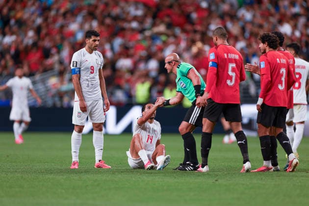 Egypt v Iran - FIFA World Cup, WM, Weltmeisterschaft, Fussball 2026 - Group G SEATTLE, USA - JUNE 26: Referee helps Saman Ghoddos (14) of Iran to get up during the 2026 FIFA World Cup First Stage Group G match between Egypt and IR Iran at Lumen Field (Seattle Stadium) in Seattle, Washington, United States on June 26, 2026. Samah Zidan Anadolu Washington United States. Editorial use only. Please get in touch for any other usage.  Copyright: x2026xAnadoluxSamahxZidanx