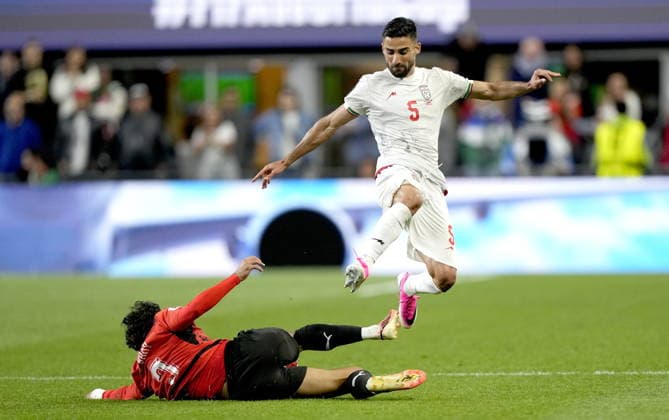 FIFA World Cup, WM, Weltmeisterschaft, Fussball 2026 - Group G - Egypt vs Iran Mohamed Hany (L) of Egypt and Milad Mohammadi of Iran in action during the FIFA World Cup 2026 group stage match Egypt against Iran, in Seattle, USA, 26 June 2026. SEATTLE United States  Copyright: xSTEPHENxBRASHEARx