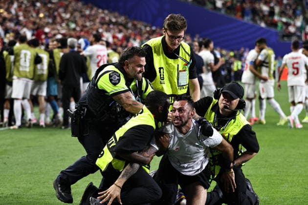 Egypt v Iran - FIFA World Cup, WM, Weltmeisterschaft, Fussball 2026 - Group G SEATTLE, USA - JUNE 26: A pitch invader is apprehended by security during the 2026 FIFA World Cup First Stage Group G match between Egypt and IR Iran at Lumen Field (Seattle Stadium) in Seattle, Washington, United States on June 26, 2026. Samah Zidan Anadolu Washington United States. Editorial use only. Please get in touch for any other usage.  Copyright: x2026xAnadoluxSamahxZidanx