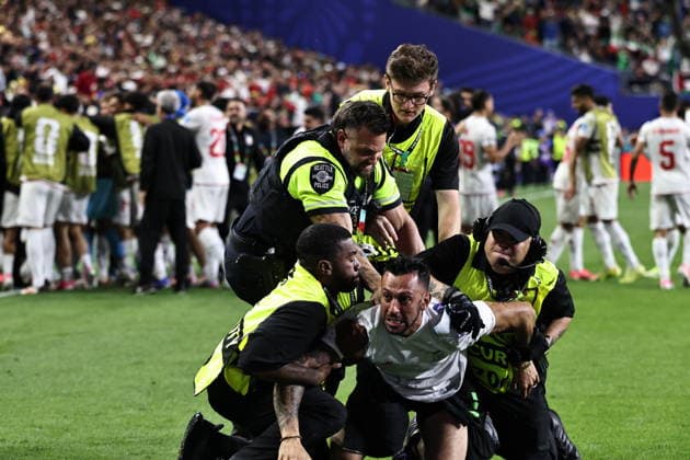Egypt v Iran - FIFA World Cup, WM, Weltmeisterschaft, Fussball 2026 - Group G SEATTLE, USA - JUNE 26: A pitch invader is apprehended by security during the 2026 FIFA World Cup First Stage Group G match between Egypt and IR Iran at Lumen Field (Seattle Stadium) in Seattle, Washington, United States on June 26, 2026. Samah Zidan Anadolu Washington United States. Editorial use only. Please get in touch for any other usage.  Copyright: x2026xAnadoluxSamahxZidanx
