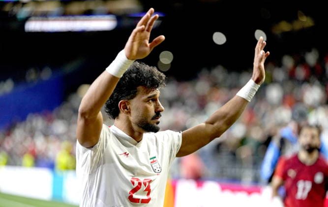 FIFA World Cup, WM, Weltmeisterschaft, Fussball 2026 - Group G - Egypt vs Iran Ramin Rezaeian of Iran waves to fans at the end of the FIFA World Cup 2026 group stage match Egypt against Iran, in Seattle, USA, 26 June 2026. The match ended 1-1. SEATTLE United States  Copyright: xSTEPHENxBRASHEARx