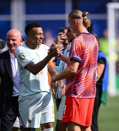 Fussball FIFA WM 2026 Vorrunde Gruppe I in Boston Norwegen - 26.06.2026 Kylian Mbappe (li, Frankreich) und Erling Haaland (re, Norwegen) klatschen nach dem Spiel ab. *** Soccer: 2026 FIFA World Cup Group Stage, Group I, in Boston, Norway, June 26, 2026—Kylian Mbappé (left), France, and Erling Haaland (right), Norway, high-five after the game