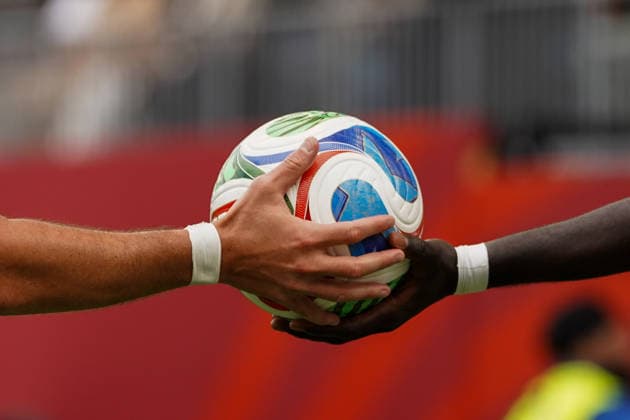Senegal v Iraq - 2026 FIFA World Cup, WM, Weltmeisterschaft, Fussball Group I Senegal player handed the ball to Iraqi player during the 2026 FIFA World Cup Group I match between Senegal and Iraq at Toronto Stadium. on June 26, 2026 in Toronto, Canada. (Photo by Leonardo Ramirez Eyepix Group) Copyright: xLeonardoxRamirezx xEyepixxGroupx LR26062026-00475