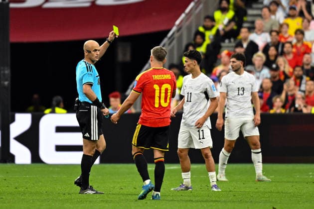Match referee Adham Mohammad Tumah Makhadmeh shows a yellow card to Elijah Just of New Zealand, New Zealand All Whites v Belgium, Group G football match of the FIFA World Cup, WM, Weltmeisterschaft, Fussball 2026 at BC Place, Vancouver, Canada on Friday 26 June 2026. Photo: Andrew Cornaga Vancouver Canada Copyright: xAndrewxCornaga x