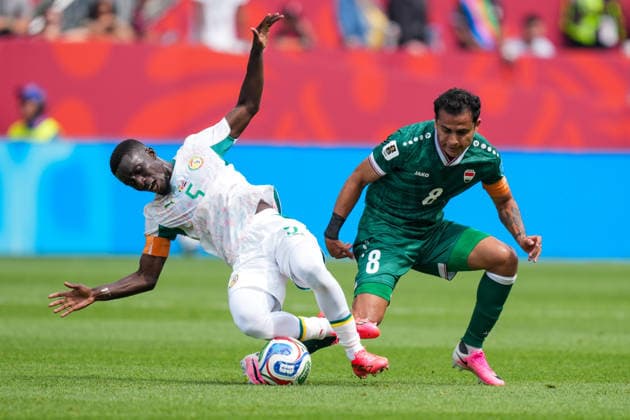Senegal v Iraq - 2026 FIFA World Cup, WM, Weltmeisterschaft, Fussball Group I Idrissa Gana Gueye 05 of Senegal and Ibrahim Bayesh 08 of Iraq battle for the ball during the 2026 FIFA World Cup Group I match between Senegal and Iraq at Toronto Stadium. on June 26, 2026 in Toronto, Canada. (Photo by Leonardo Ramirez Eyepix Group) Copyright: xLeonardoxRamirezx xEyepixxGroupx LR26062026-02798
