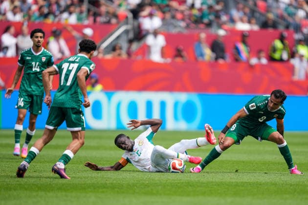 Senegal v Iraq - 2026 FIFA World Cup, WM, Weltmeisterschaft, Fussball Group I Idrissa Gana Gueye 05 of Senegal and Ibrahim Bayesh 08 of Iraq battle for the ball during the 2026 FIFA World Cup Group I match between Senegal and Iraq at Toronto Stadium. on June 26, 2026 in Toronto, Canada. (Photo by Leonardo Ramirez Eyepix Group) Copyright: xLeonardoxRamirezx xEyepixxGroupx LR26062026-02803