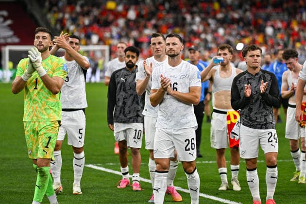 Goalkeeper Max Crocombe of New Zealand, Tommy Smith of New Zealand and New Zealand All Whites players applaud the fans, crowd and supporters after the match, New Zealand All Whites v Belgium, Group G football match of the FIFA World Cup, WM, Weltmeisterschaft, Fussball 2026 at BC Place, Vancouver, Canada on Friday 26 June 2026. Photo: Andrew Cornaga Vancouver Canada Copyright: xAndrewxCornaga x