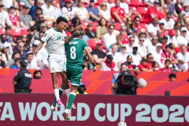 Senegal v Iraq - 2026 FIFA World Cup, WM, Weltmeisterschaft, Fussball Group I Ismail Jakobs 14 of Senegal and Ibrahim Bayesh 08 of Iraq battle for the ball during the 2026 FIFA World Cup Group I match between Senegal and Iraq at Toronto Stadium. on June 26, 2026 in Toronto, Canada. (Photo by Leonardo Ramirez Eyepix Group) Copyright: xLeonardoxRamirezx xEyepixxGroupx LR26062026-03131