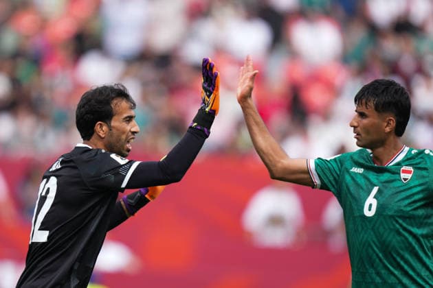 Senegal v Iraq - 2026 FIFA World Cup, WM, Weltmeisterschaft, Fussball Group I Jalal Hassan 12 and Munaf Younus 06 of Iraq during the 2026 FIFA World Cup Group I match between Senegal and Iraq at Toronto Stadium. on June 26, 2026 in Toronto, Canada. (Photo by Leonardo Ramirez Eyepix Group) Copyright: xLeonardoxRamirezx xEyepixxGroupx LR26062026-03836