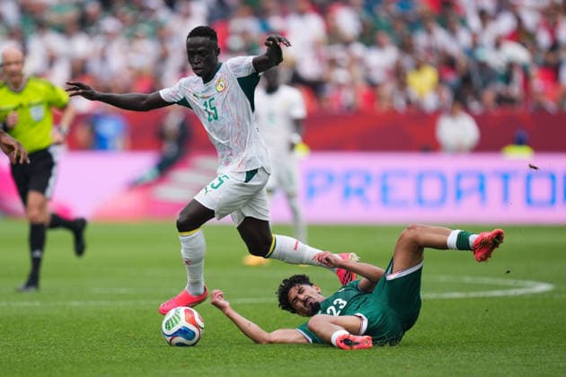 Senegal v Iraq - 2026 FIFA World Cup, WM, Weltmeisterschaft, Fussball Group I Krepin Diatta 15 of Senegal and Merchas Doski 23 of Iraq battle for the ball during the 2026 FIFA World Cup Group I match between Senegal and Iraq at Toronto Stadium. on June 26, 2026 in Toronto, Canada. (Photo by Leonardo Ramirez Eyepix Group) Copyright: xLeonardoxRamirezx xEyepixxGroupx LR26062026-06102