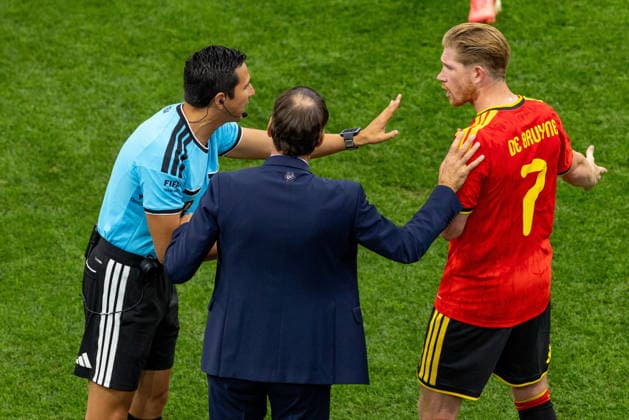 June 26, 2026, Vancouver, Bc, CANADA: An official has a discussion with Belgium s Rudi Garcia and Kevin De Bruyne (7) after a VAR review during the first half of a World Cup Group G soccer match between New Zealand and Belgium, in Vancouver, on Friday, June 26, 2026. Canada News - June 26, 2026  - ZUMAc35_ 20260626_zaf_c35_382 Copyright: xTimothyxMatweyx