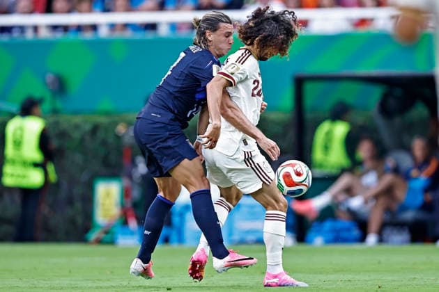 RECORD DATE NOT STATED 26th June 2026; Guadalajara Stadium, Guadalajara, Mexico; FIFA World Cup, WM, Weltmeisterschaft, Fussball Football, Uruguay versus Spain; Agustin Canobbio of Uruguay battles for possession with Marc Cucurella of Spain HeulerxAndrey DiaEsportivo