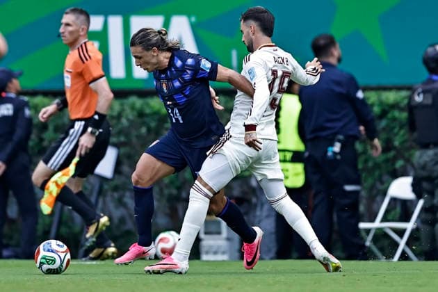 RECORD DATE NOT STATED 26th June 2026; Guadalajara Stadium, Guadalajara, Mexico; FIFA World Cup, WM, Weltmeisterschaft, Fussball Football, Uruguay versus Spain; Agustin Canobbio of Uruguay battles for possession with Alex Baena of Spain HeulerxAndrey DiaEsportivo