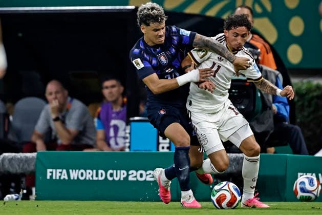 RECORD DATE NOT STATED 26th June 2026; Guadalajara Stadium, Guadalajara, Mexico; FIFA World Cup, WM, Weltmeisterschaft, Fussball Football, Uruguay versus Spain; Maximiliano Araujo of Uruguay battles for possession with Yeremy Pino of Spain HeulerxAndrey DiaEsportivo