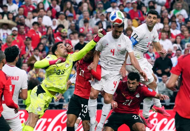(260627) -- SEATTLE, June 27, 2026 -- Mostafa Shoubir, goalkeeper of Egypt, and Shoja Khalilzadeh (No. 4) of Iran fight for the ball during the group G match between Egypt and Iran at the 2026 FIFA World Cup, WM, Weltmeisterschaft, Fussball at Seattle Stadium in Seattle, the United States, June 26, 2026. ) (SP)U.S.-SEATTLE-FOOTBALL-FIFA WORLD CUP-GROUP G-EGY VS IRN PengxZiyang 