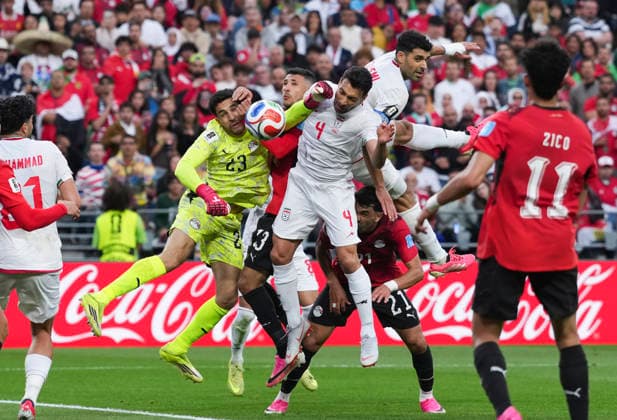 (260627) -- SEATTLE, June 27, 2026 -- Mostafa Shoubir, goalkeeper of Egypt, and Shoja Khalilzadeh (No. 4) of Iran fight for the ball during the group G match between Egypt and Iran at the 2026 FIFA World Cup, WM, Weltmeisterschaft, Fussball at Seattle Stadium in Seattle, the United States, June 26, 2026. ) (SP)U.S.-SEATTLE-FOOTBALL-FIFA WORLD CUP-GROUP G-EGY VS IRN PengxZiyang 
