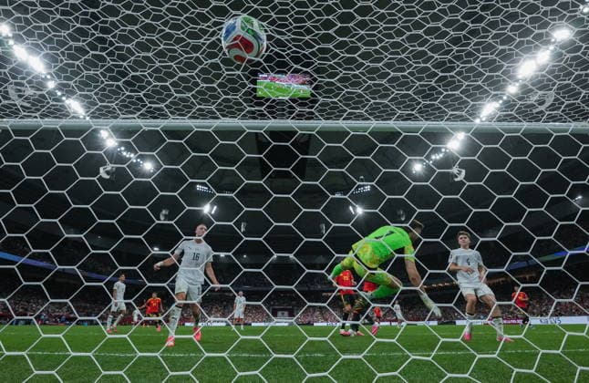 June 26, 2026, Vancouver, Bc, CANADA: New Zealand goalkeeper Max Crocombe (1) allows a goal to Belgium s Romelu Lukaku, not seen, as New Zealand s Finn Surman (16) and Tyler Bindon (4) watch during the second half of a World Cup Group G soccer match, in Vancouver, on Friday, June 26, 2026. Canada News - June 26, 2026  - ZUMAc35_ 20260626_zaf_c35_407 Copyright: xDarrylxDyckx