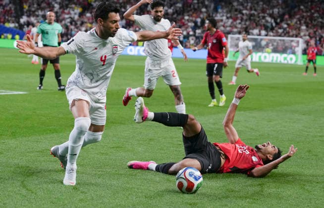 (260627) -- SEATTLE, June 27, 2026 -- Omar Marmoush of Egypt falls down while competeing with Shoja Khalilzadeh (L) of Iran during the group G match between Egypt and Iran at the 2026 FIFA World Cup, WM, Weltmeisterschaft, Fussball at Seattle Stadium in Seattle, the United States, June 26, 2026. ) (SP)U.S.-SEATTLE-FOOTBALL-FIFA WORLD CUP-GROUP G-EGY VS IRN PengxZiyang 
