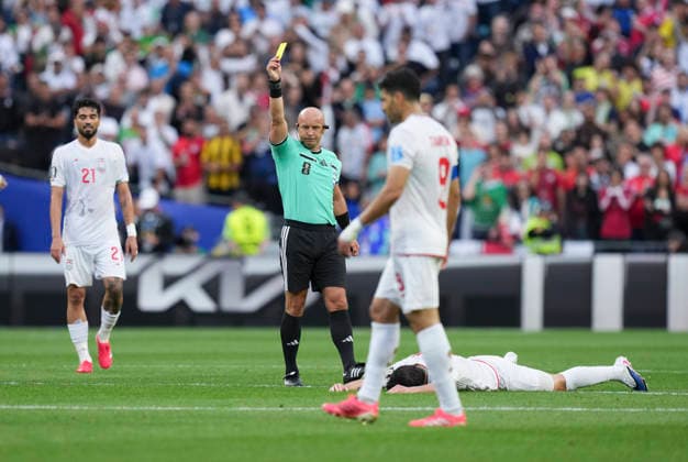 (260627) -- SEATTLE, June 27, 2026 -- Referee Szymon Marciniak shows a yellow card during the group G match between Egypt and Iran at the 2026 FIFA World Cup, WM, Weltmeisterschaft, Fussball at Seattle Stadium in Seattle, the United States, June 26, 2026. ) (SP)U.S.-SEATTLE-FOOTBALL-FIFA WORLD CUP-GROUP G-EGY VS IRN PengxZiyang 