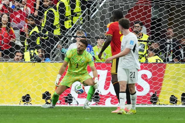 June 26, 2026, Vancouver, Bc, CANADA: Belgium s Alexis Saelemaekers (22) scores on New Zealand goalkeeper Max Crocombe (1) as New Zealand s Jesse Randall (21) looks on during the second half of a World Cup Group D soccer match, in Vancouver, on Friday, June 26, 2026. Canada News - June 26, 2026  - ZUMAc35_ 20260626_zaf_c35_418 Copyright: xEthanxCairnsx