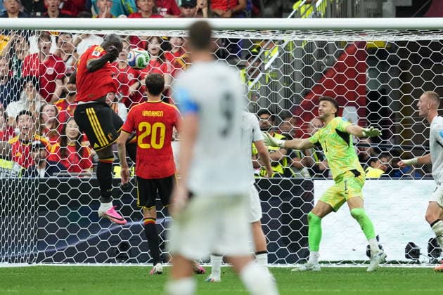 June 26, 2026, Vancouver, Bc, CANADA: Belgium s Romelu Lukaku (9) scores a goal against New Zealand goalkeeper Max Crocombe (1) during the second half of a World Cup Group D soccer match, in Vancouver, on Friday, June 26, 2026. Canada News - June 26, 2026  - ZUMAc35_ 20260626_zaf_c35_431 Copyright: xEthanxCairnsx